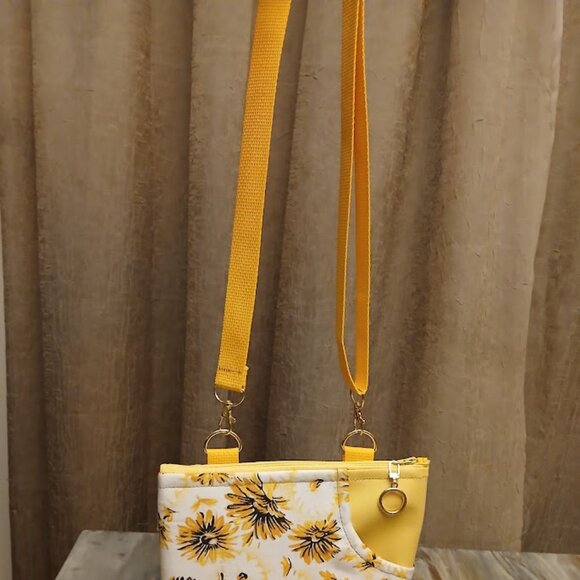 New Travel Sling Crossbody Yellow White Pebbled faux leather & Daisy fabric Gold - Picture 3 of 15